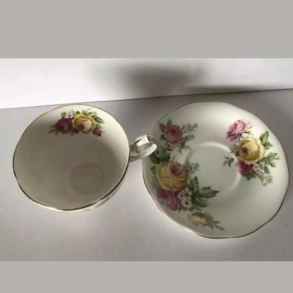 Queen Anne Manor Roses Teacup & Saucer - Picture 3 of 8